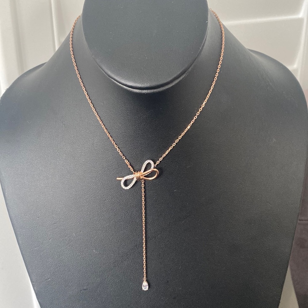 Swarovski NEW Lifelong Bow necklace
Bow, White, Mixed metal finish$129 MSRP 🔥
